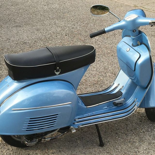 Hugas Motos moto vespa azul 1