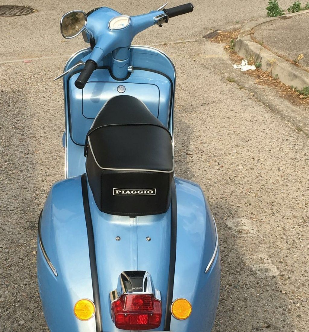 Hugas Motos moto vespa azul 4